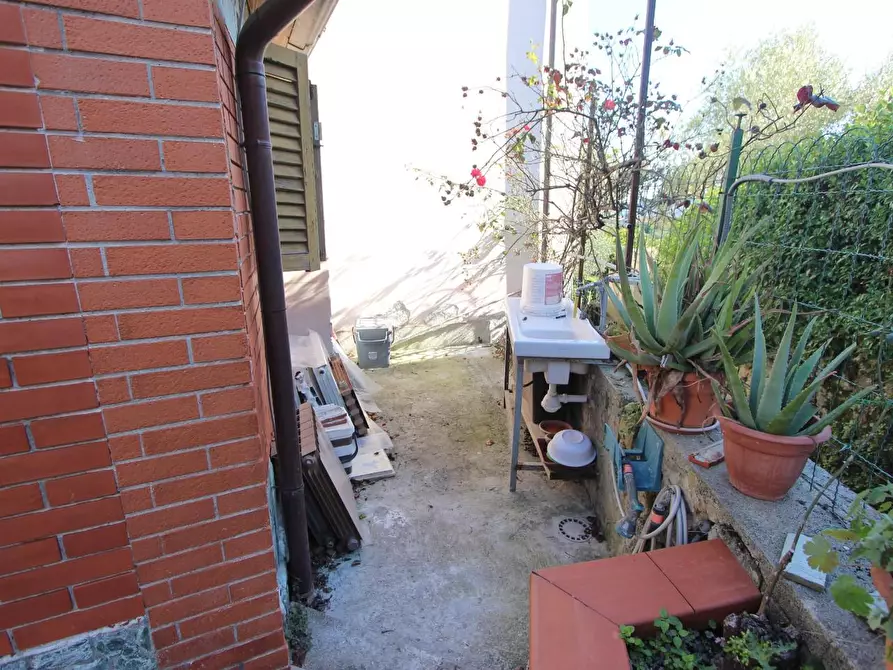 Immagine 2 di Casa indipendente in vendita  a La Spezia