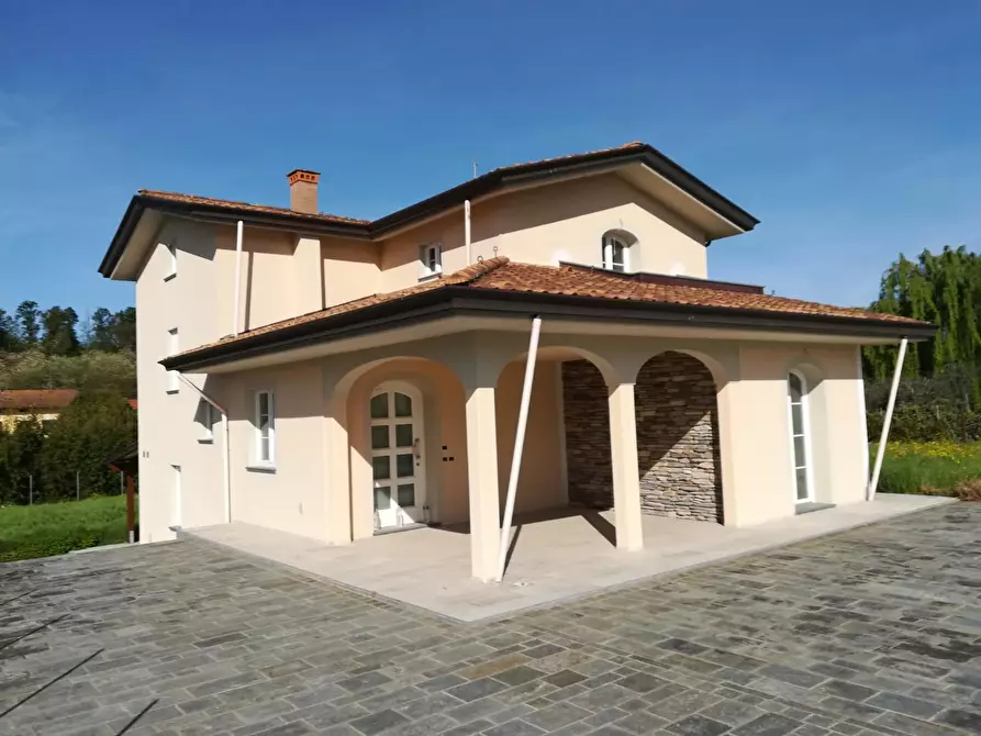 Immagine 3 di Villa in vendita  a Capannori