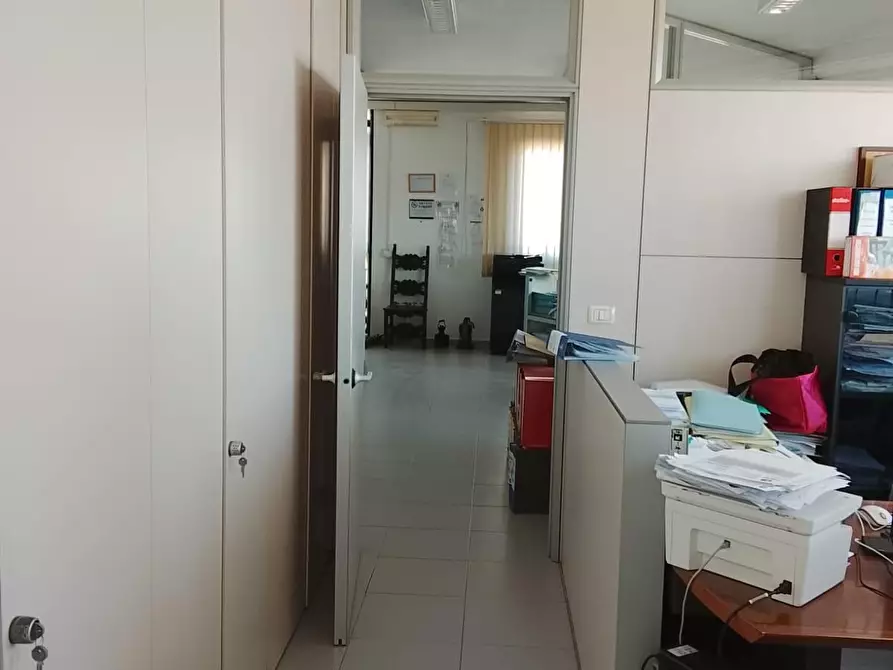 Immagine 11 di Ufficio in affitto  a Livorno