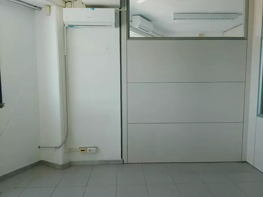 Immagine 8 di Ufficio in affitto  a Livorno
