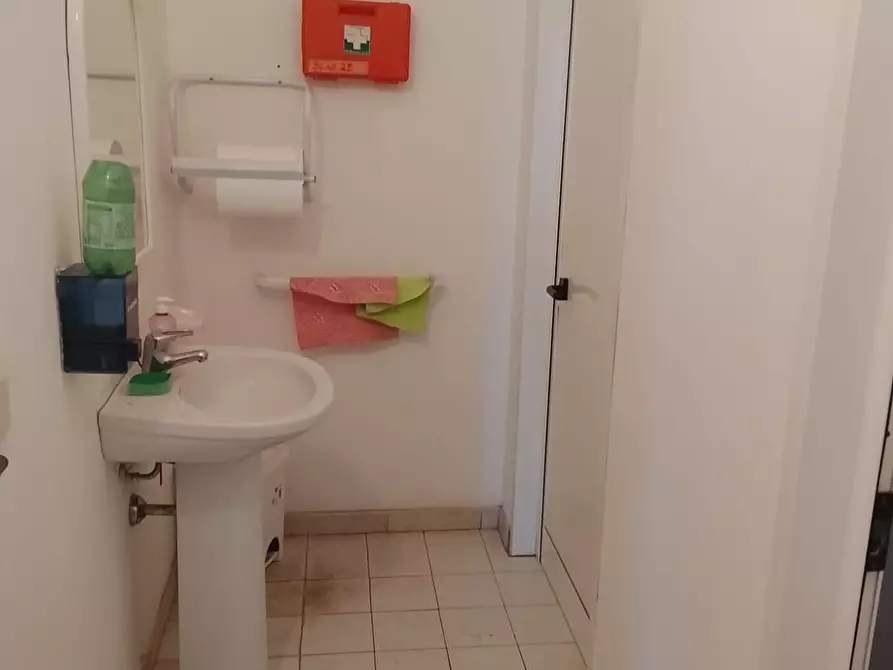 Immagine 13 di Ufficio in affitto  a Livorno