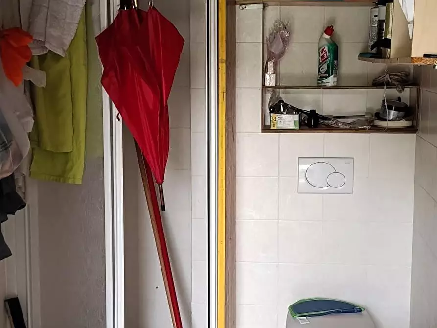 Immagine 16 di Magazzino in vendita  a Cascina