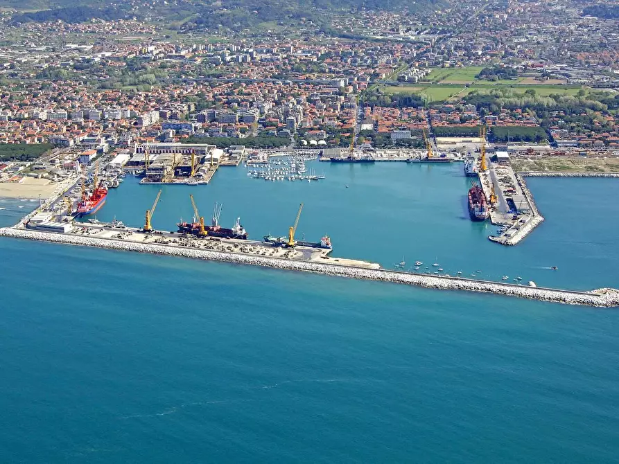 Immagine 12 di Casa semindipendente in vendita  a Carrara