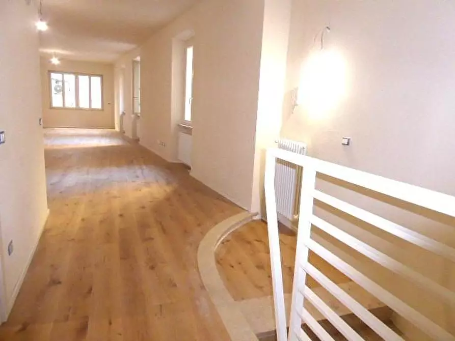 Immagine 11 di Appartamento in vendita  a Lucca