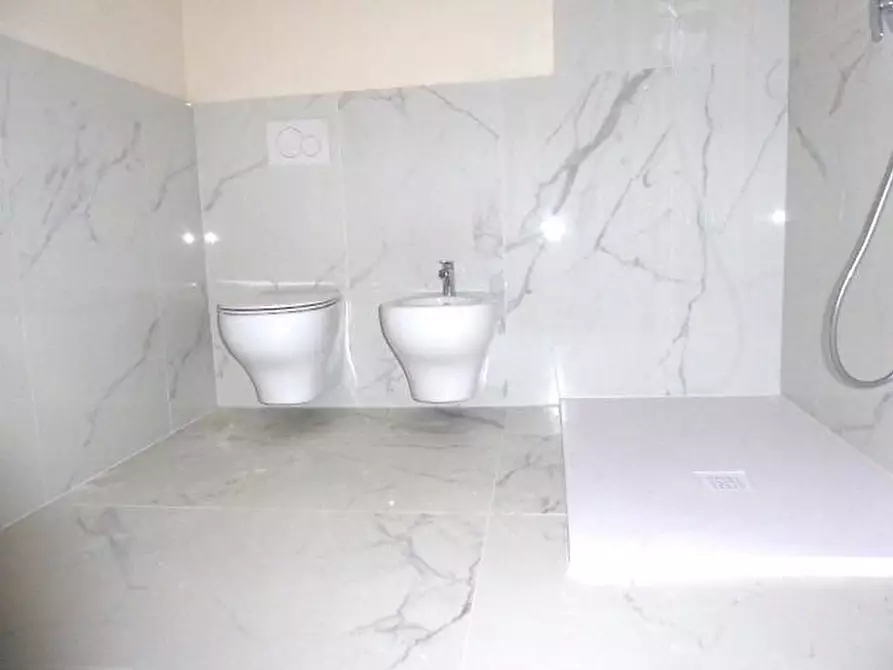 Immagine 6 di Appartamento in vendita  a Lucca