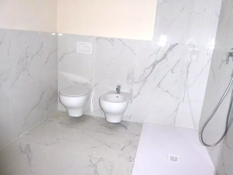 Immagine 5 di Appartamento in vendita  a Lucca