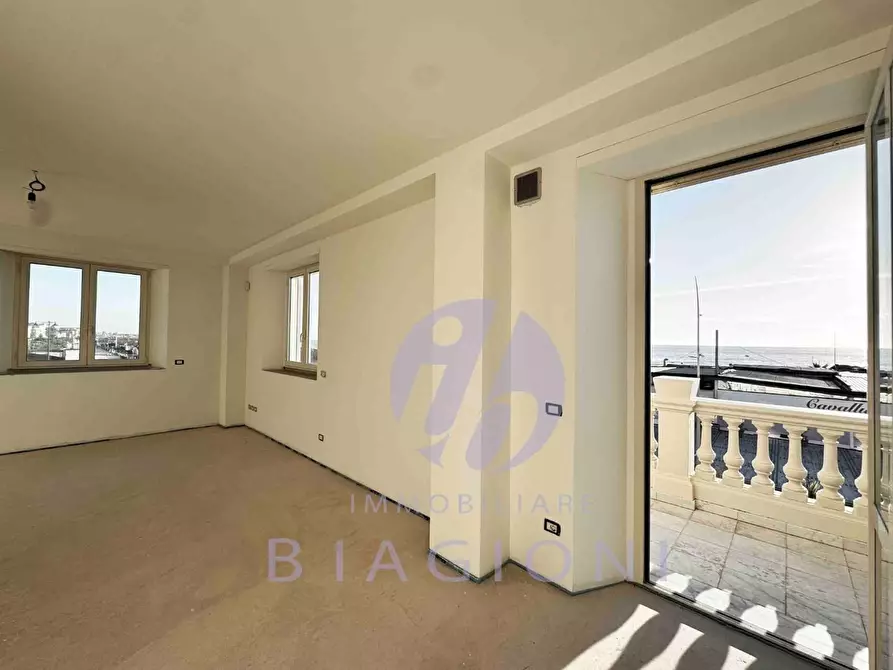 Immagine 11 di Appartamento in vendita  a Camaiore