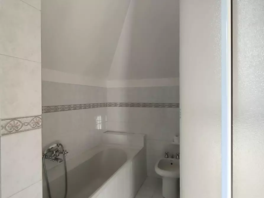 Immagine 11 di Appartamento in vendita  a Massa