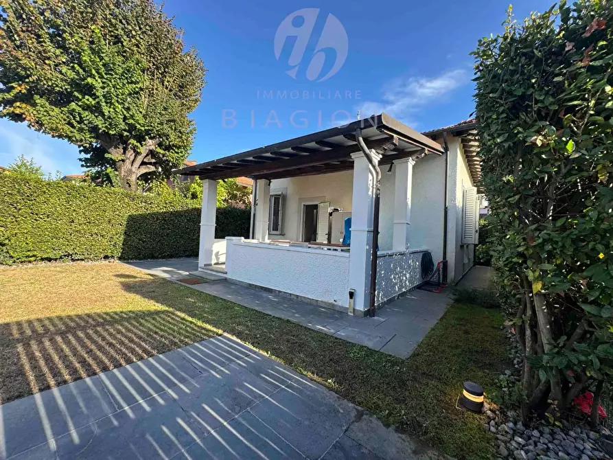 Immagine 5 di Villa in vendita  a Pietrasanta