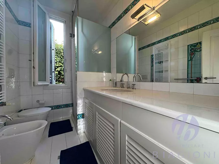 Immagine 23 di Villa in vendita  a Pietrasanta