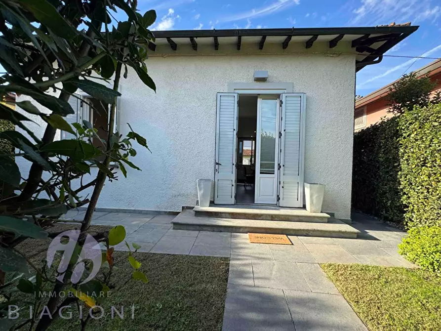 Immagine 2 di Villa in vendita  a Pietrasanta