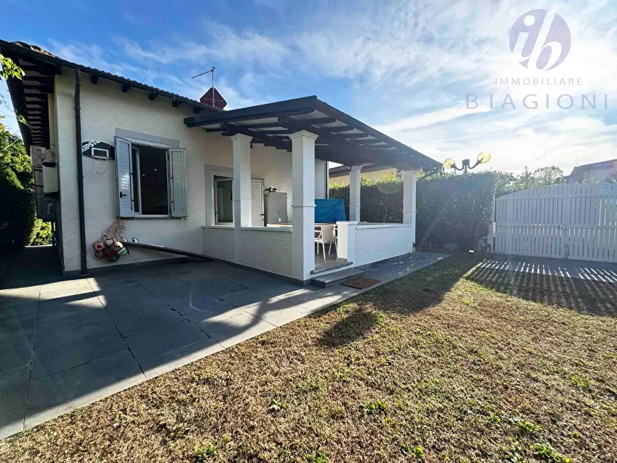 Immagine 9 di Villa in vendita  a Pietrasanta