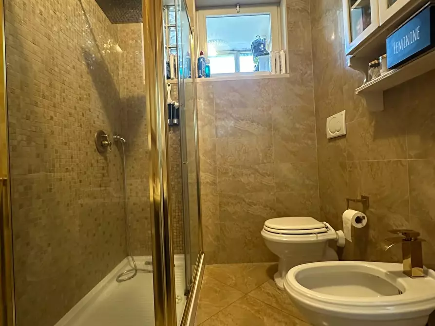 Immagine 14 di Appartamento in vendita  a Viareggio