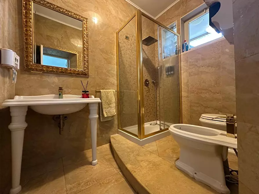 Immagine 13 di Appartamento in vendita  a Viareggio