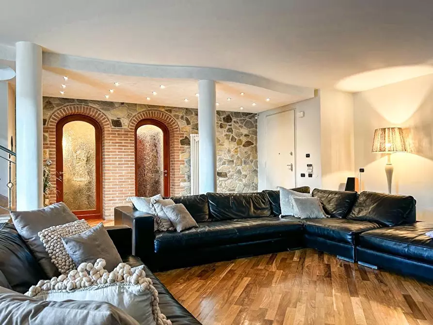 Immagine 2 di Villa in vendita  a Cascina