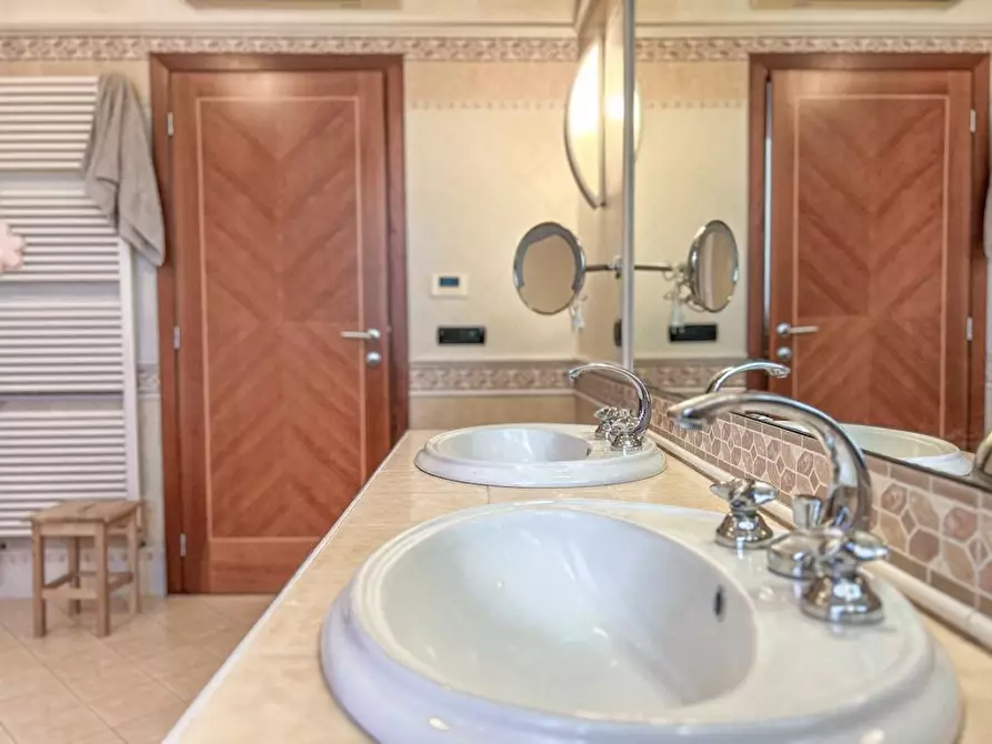 Immagine 64 di Villa in vendita  a Cascina