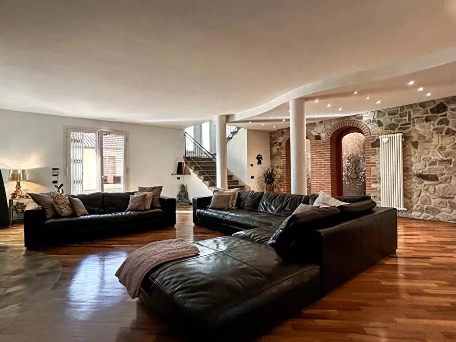 Immagine 12 di Villa in vendita  a Cascina