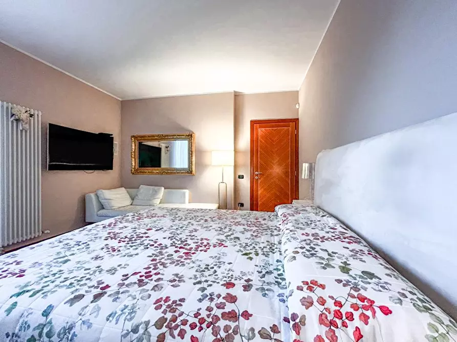 Immagine 42 di Villa in vendita  a Cascina