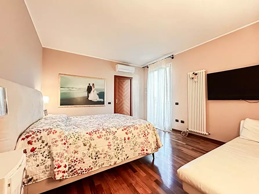 Immagine 43 di Villa in vendita  a Cascina