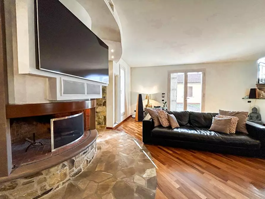 Immagine 4 di Villa in vendita  a Cascina