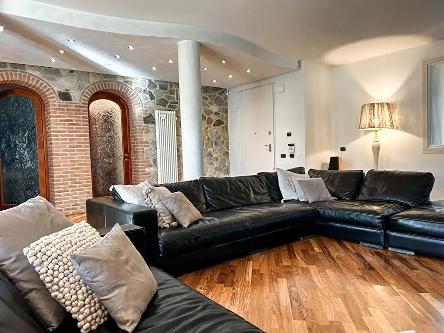 Immagine 13 di Villa in vendita  a Cascina