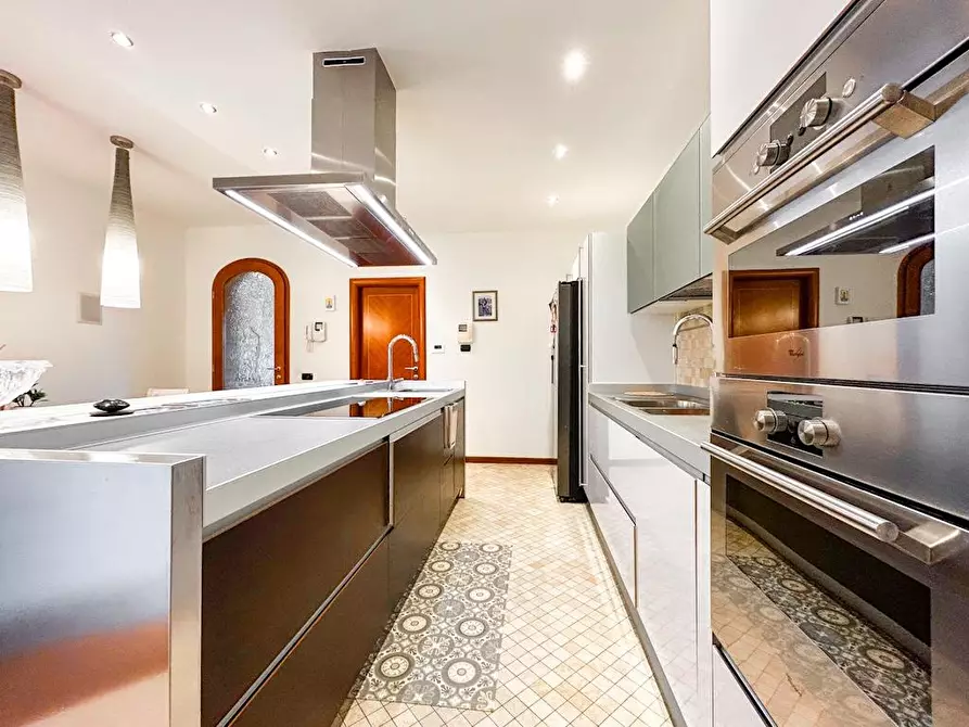 Immagine 35 di Villa in vendita  a Cascina