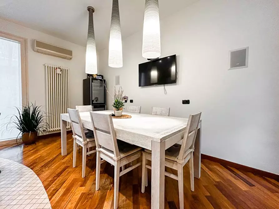 Immagine 36 di Villa in vendita  a Cascina