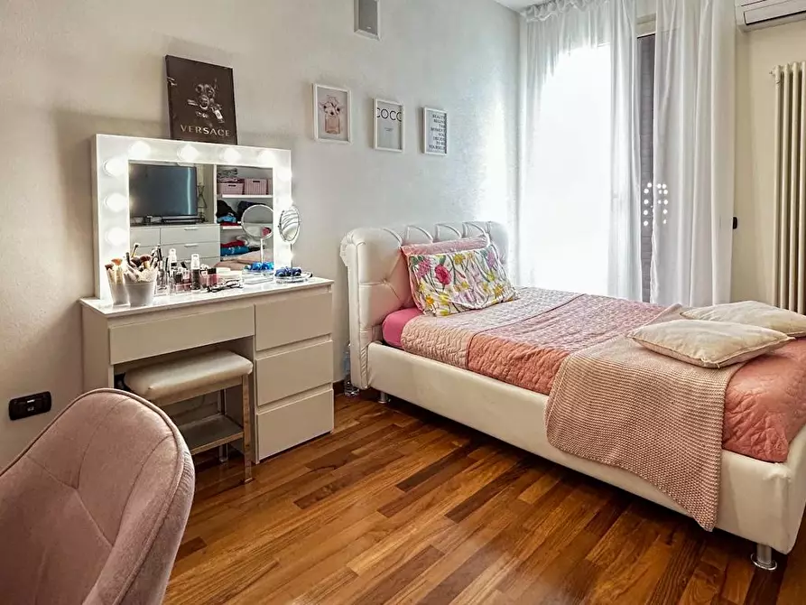 Immagine 52 di Villa in vendita  a Cascina