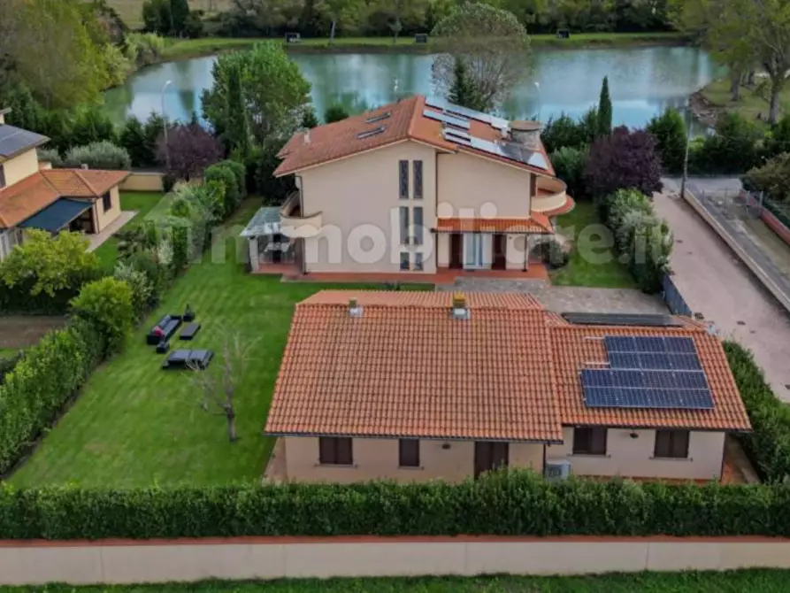 Immagine 1 di Villa in vendita  a Cascina