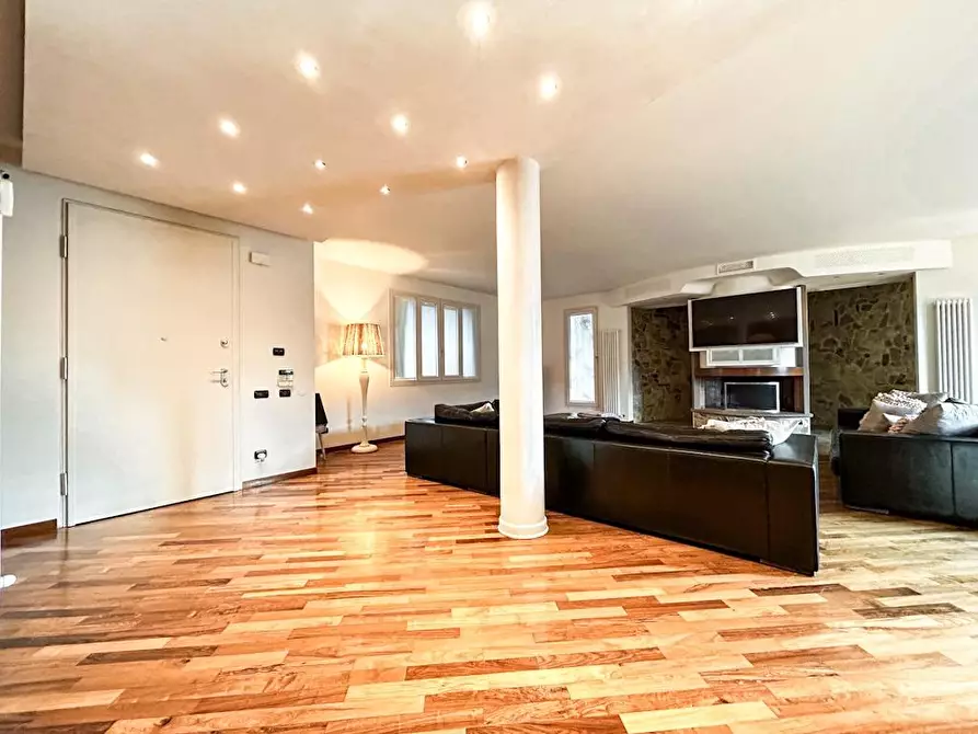 Immagine 11 di Villa in vendita  a Cascina