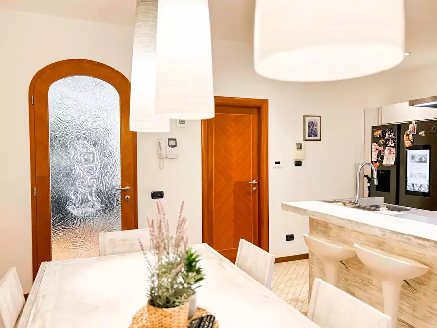 Immagine 39 di Villa in vendita  a Cascina