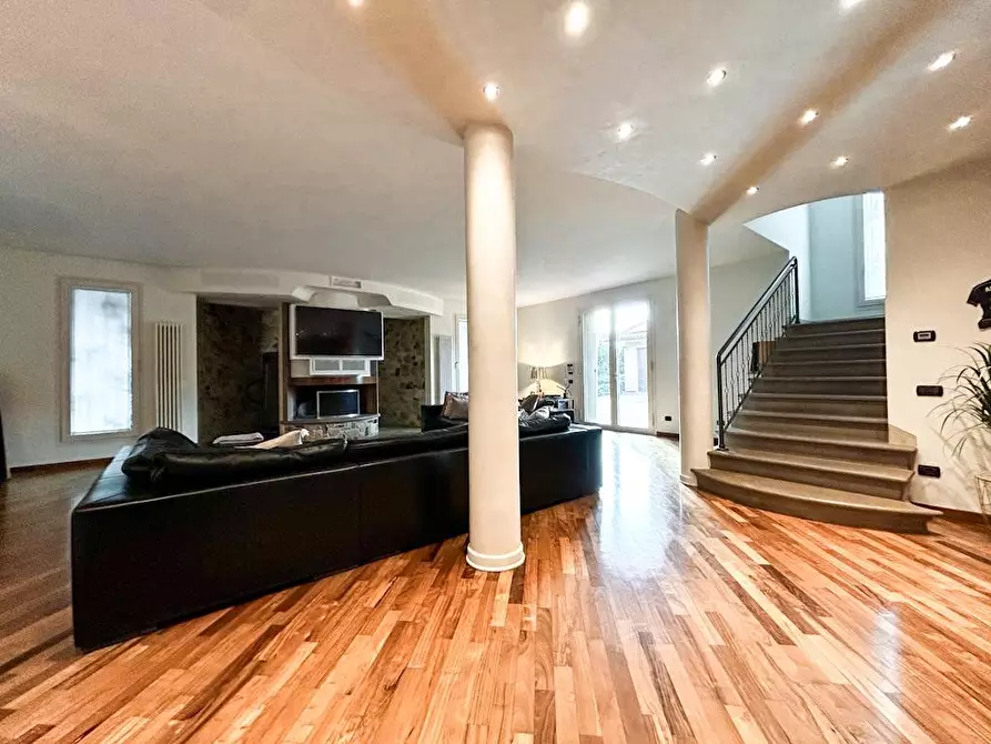 Immagine 14 di Villa in vendita  a Cascina