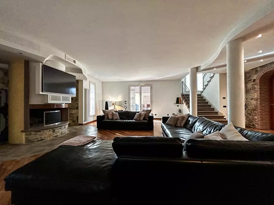 Immagine 9 di Villa in vendita  a Cascina