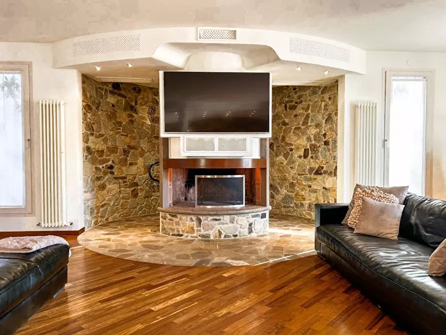 Immagine 6 di Villa in vendita  a Cascina