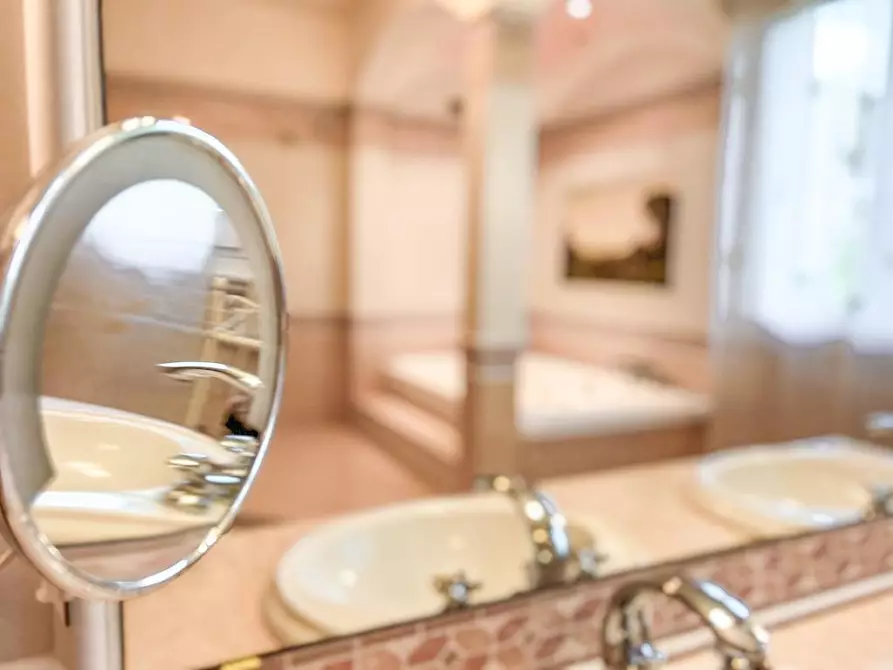 Immagine 60 di Villa in vendita  a Cascina