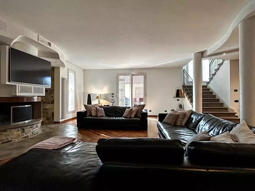 Immagine 10 di Villa in vendita  a Cascina