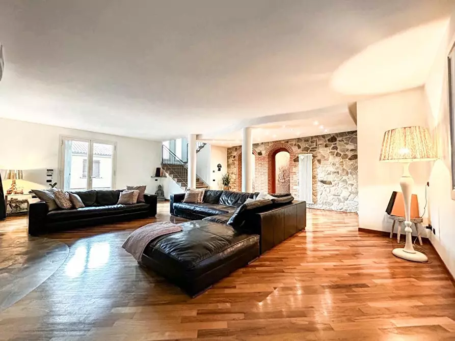 Immagine 8 di Villa in vendita  a Cascina