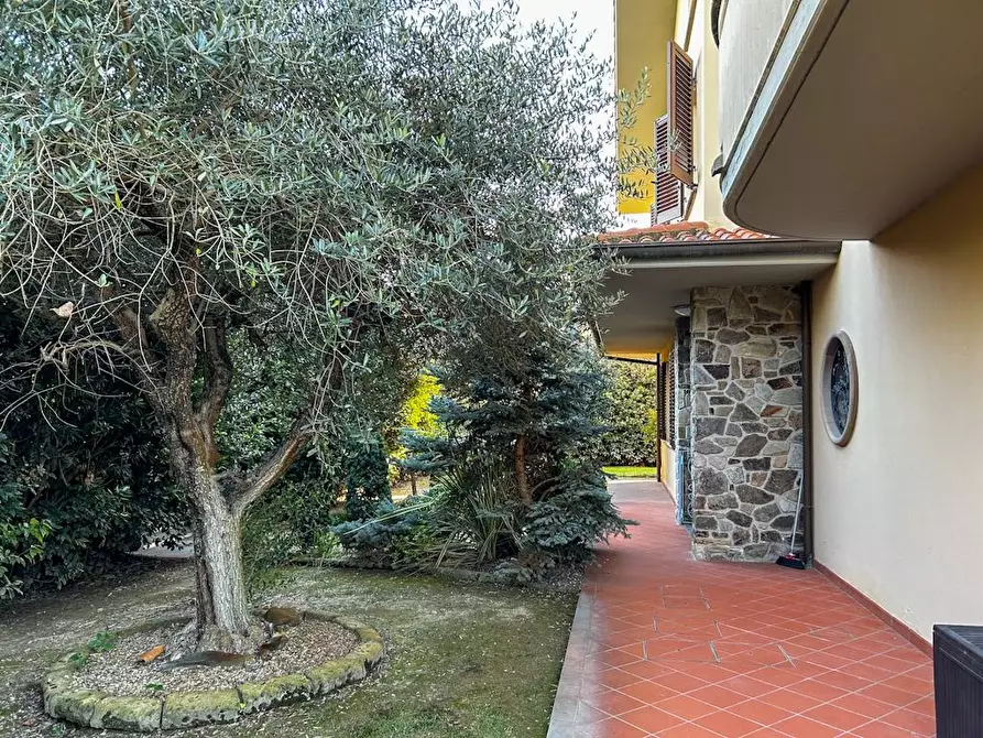Immagine 31 di Villa in vendita  a Cascina