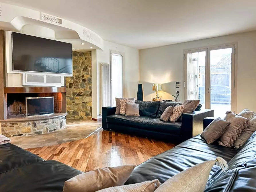 Immagine 3 di Villa in vendita  a Cascina