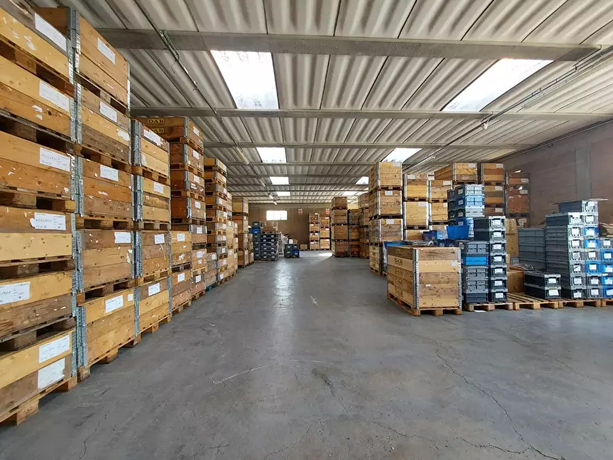 Immagine 5 di Capannone industriale in vendita  a Lucca