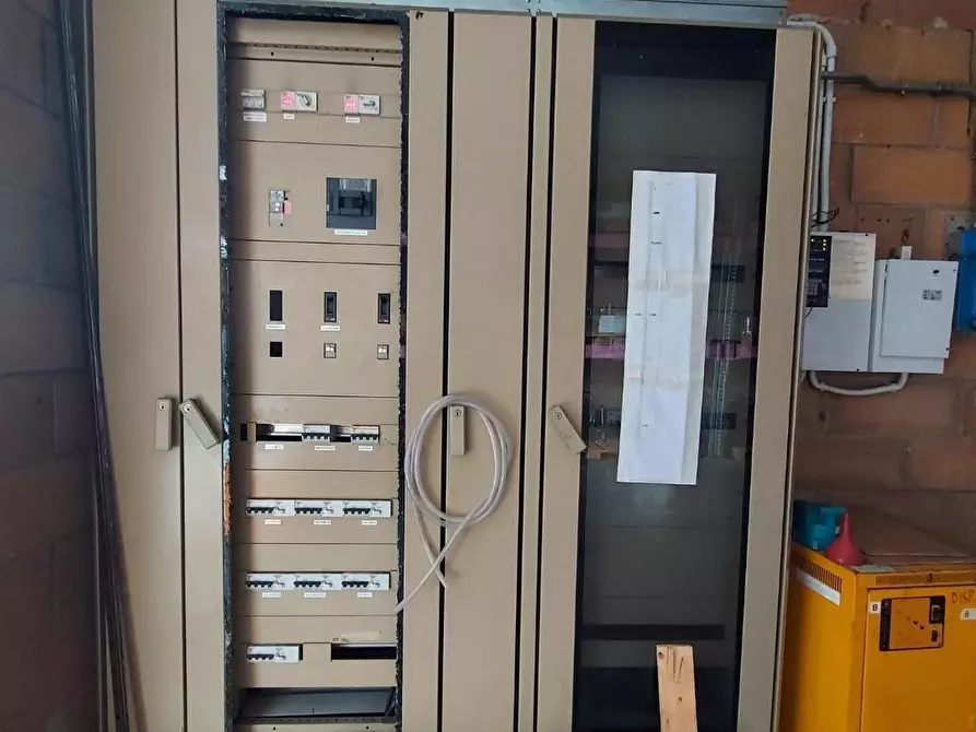 Immagine 11 di Capannone industriale in vendita  a Lucca