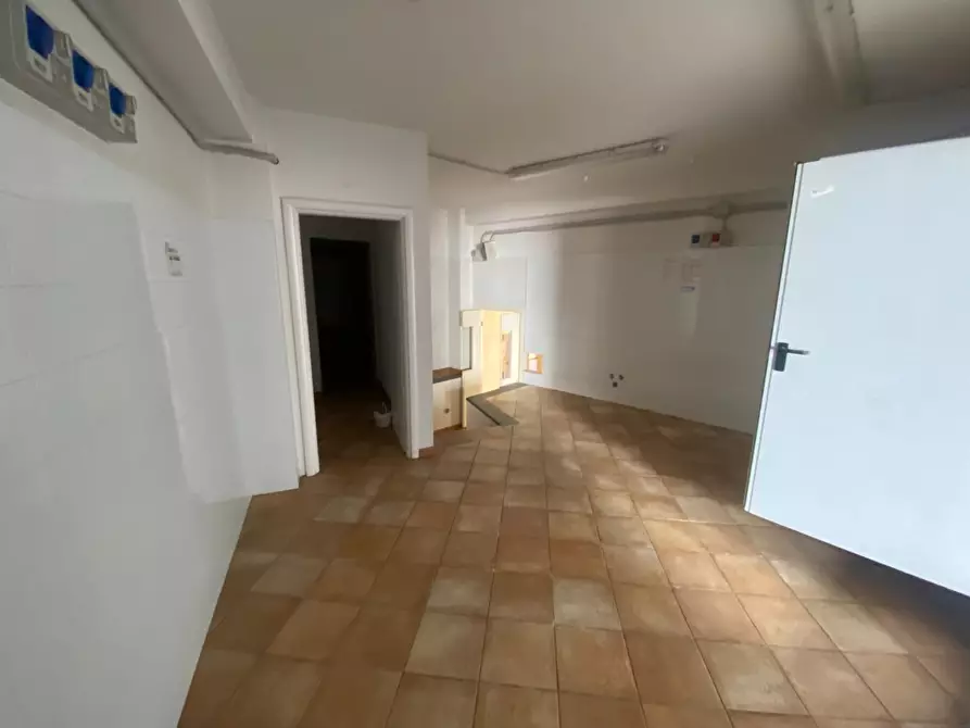 Immagine 15 di Locale commerciale in affitto  a Montelupo Fiorentino