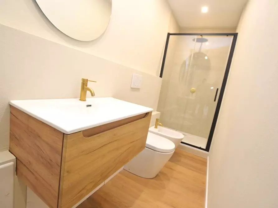 Immagine 28 di Appartamento in vendita  a Lucca