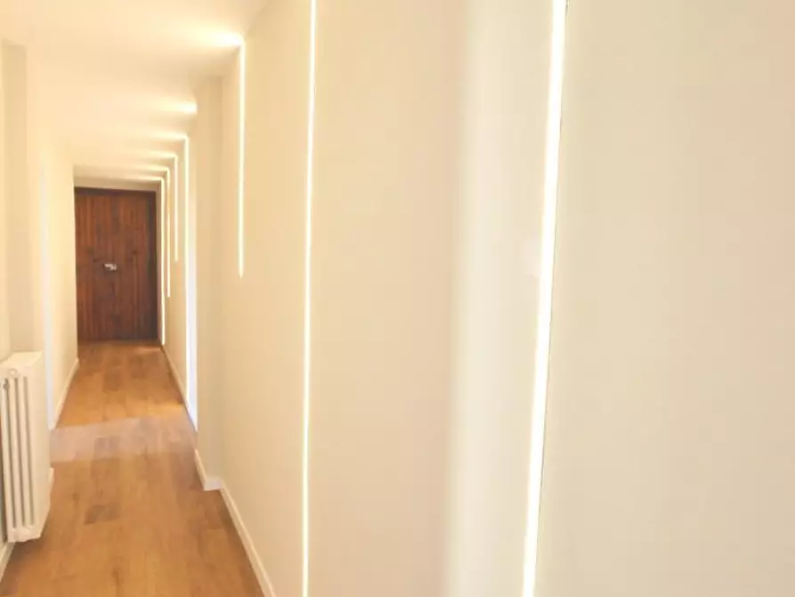 Immagine 16 di Appartamento in vendita  a Lucca