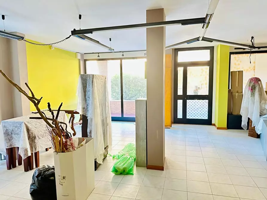 Immagine 4 di Locale commerciale in vendita  a Siena