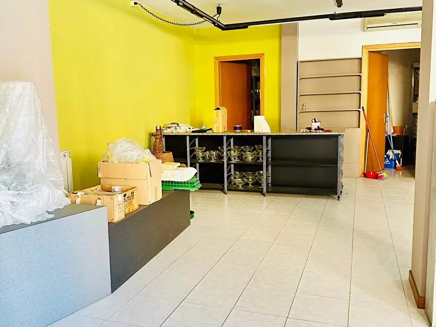 Immagine 3 di Locale commerciale in vendita  a Siena