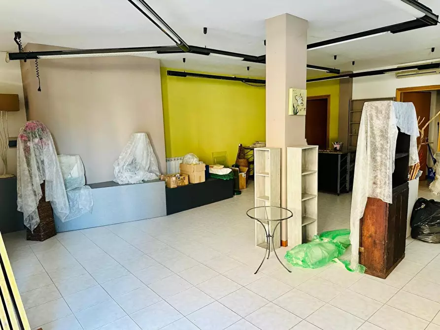 Immagine 2 di Locale commerciale in vendita  a Siena