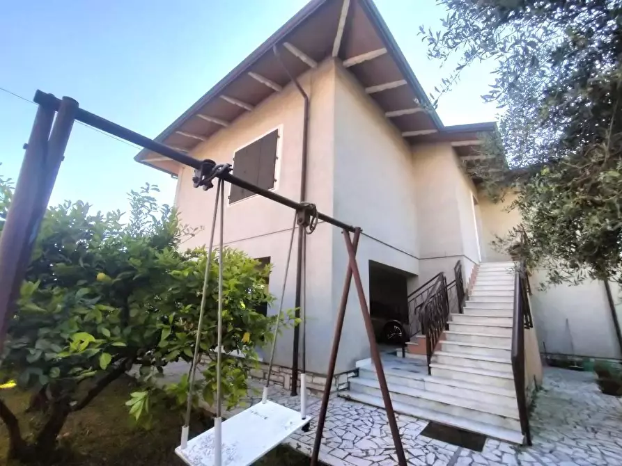 Immagine 2 di Villa in vendita  a Carrara