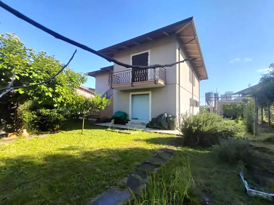 Immagine 3 di Villa in vendita  a Carrara