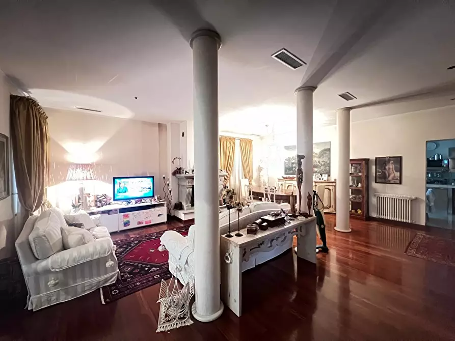 Immagine 3 di Villa in vendita  a Pontedera